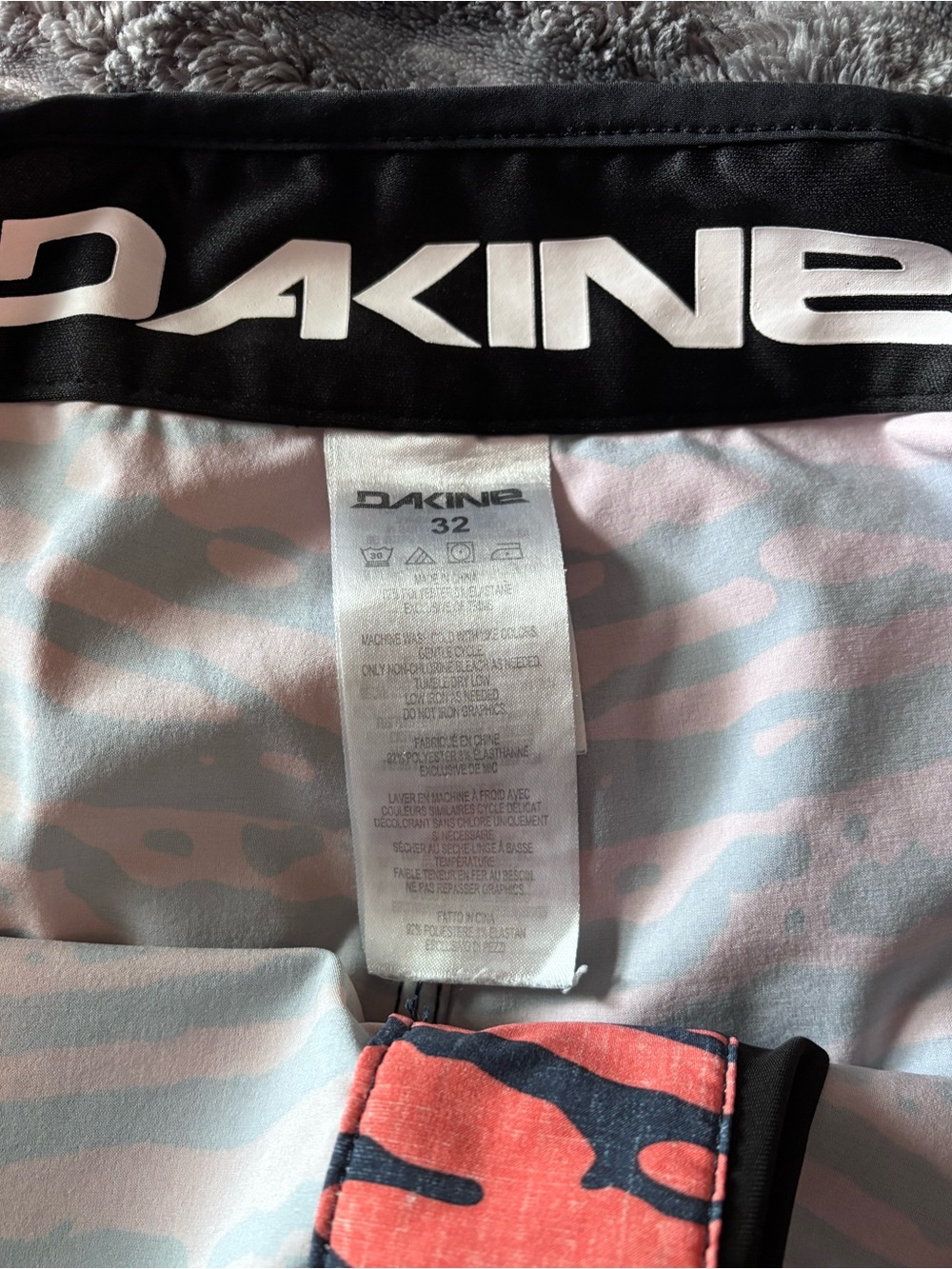Dakine Menโs Board Shorts Size 32 Blue Coral Swim Trunks Surf - Picture 8 of 12